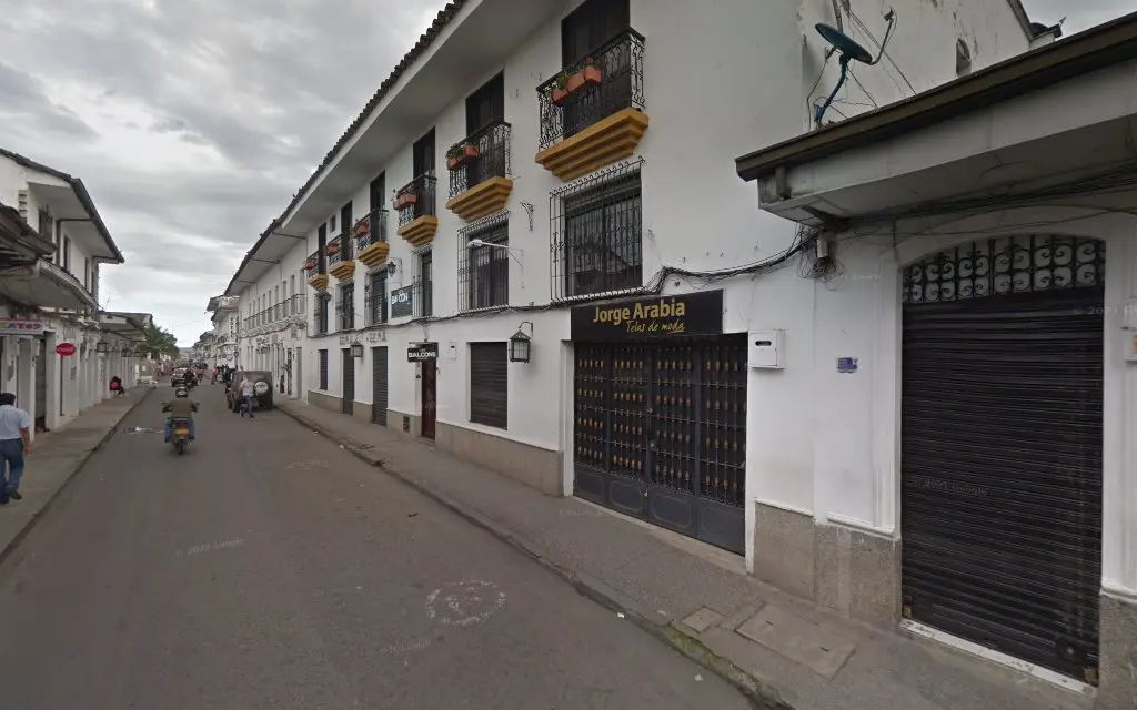 Les Balcons Hostel